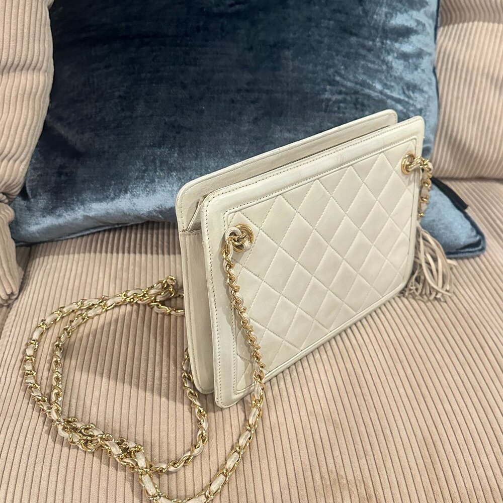 Chanel Vintage Beige lambskin Quilted Tassel Camera Shoulder Bag. Authenticated.